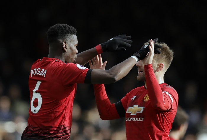 Pogba celebra con Shawafter uno de sus goles