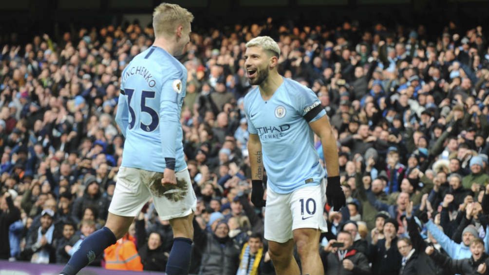 Jugadores del Manchester City festejan un gol