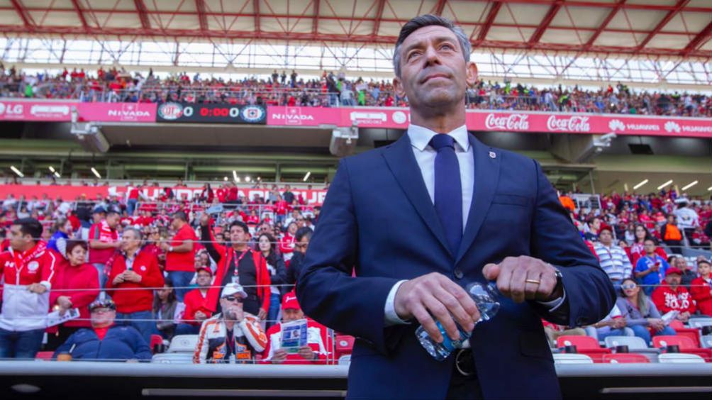 Pedro Caixinha durante el juego entre Cruz Azul y Toluca