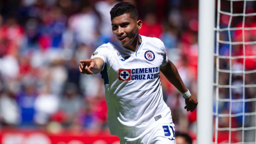 Orbelín Pineda festeja su gol ante Toluca