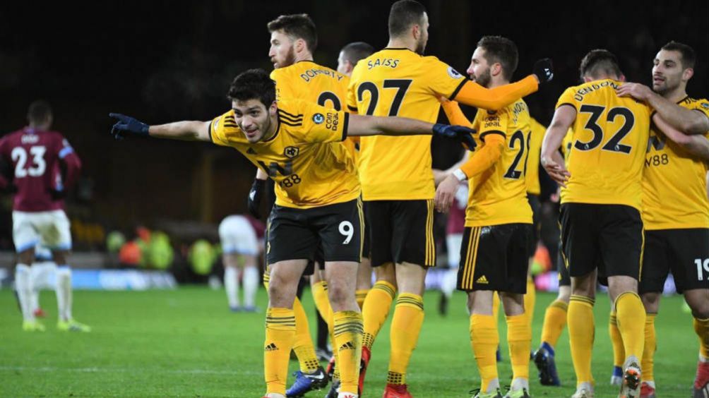 Raúl Jiménez festeja un gol con los Wolves