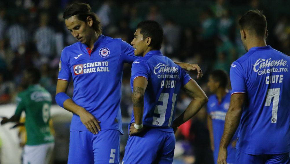 Jugadores de Cruz Azul se lamentan después de un partido