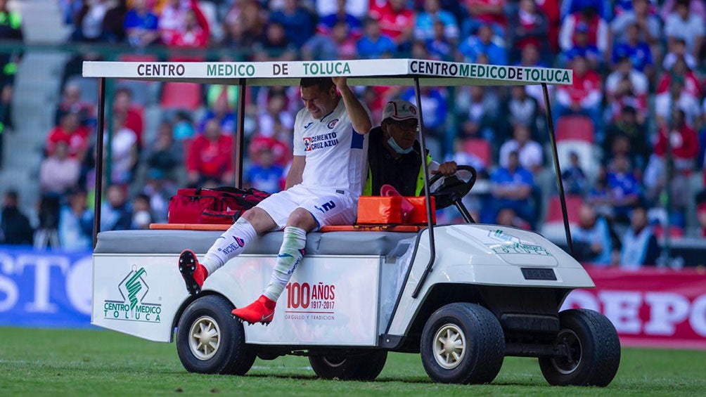 Pablo Aguilar sale de la cancha en el carrito de las desgracias