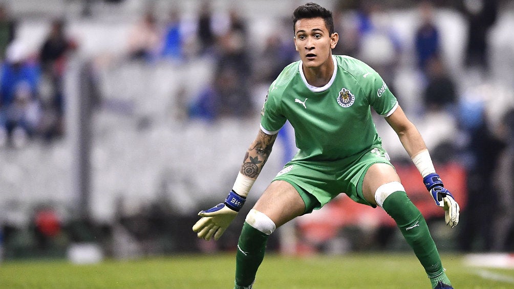 Raúl Gudiño durante un partido contra Cruz Azul 