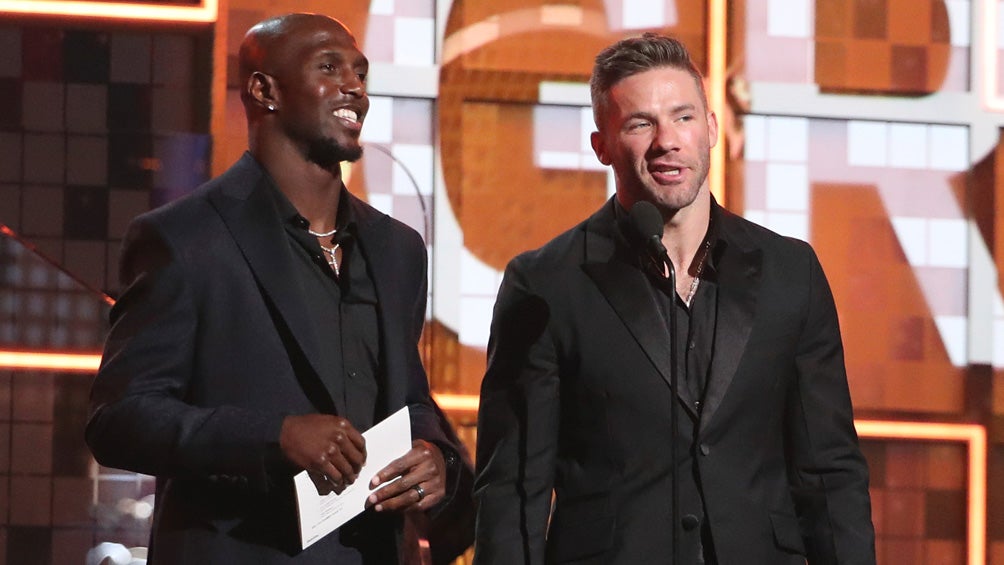 Devin McCourty y Julian Edelman presentan premio en los Grammy