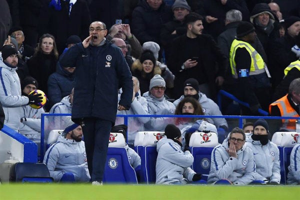 Sarri da indicaciones desde el banquillo del Chelsea