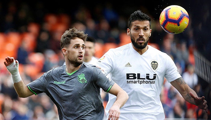 Januzaj y Garay disputando el balón 