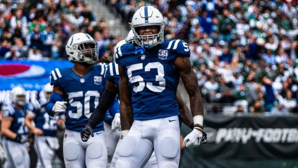 Darius Leonard durante un partido