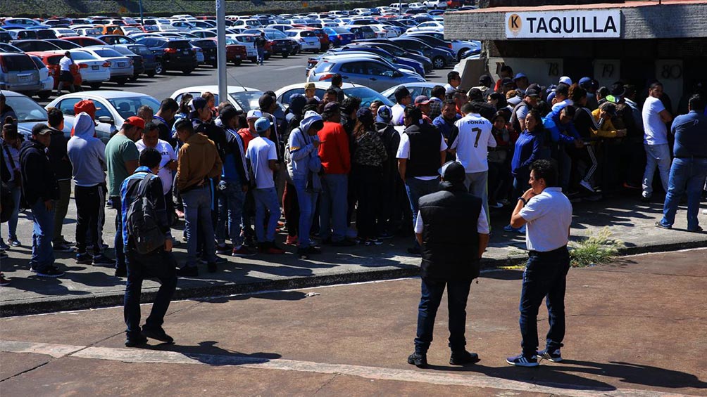 Fila para comprar boletos para el Pumas vs América 