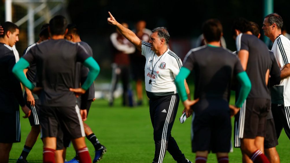 Martino da indicaciones en su primer entrenamiento con el Tri