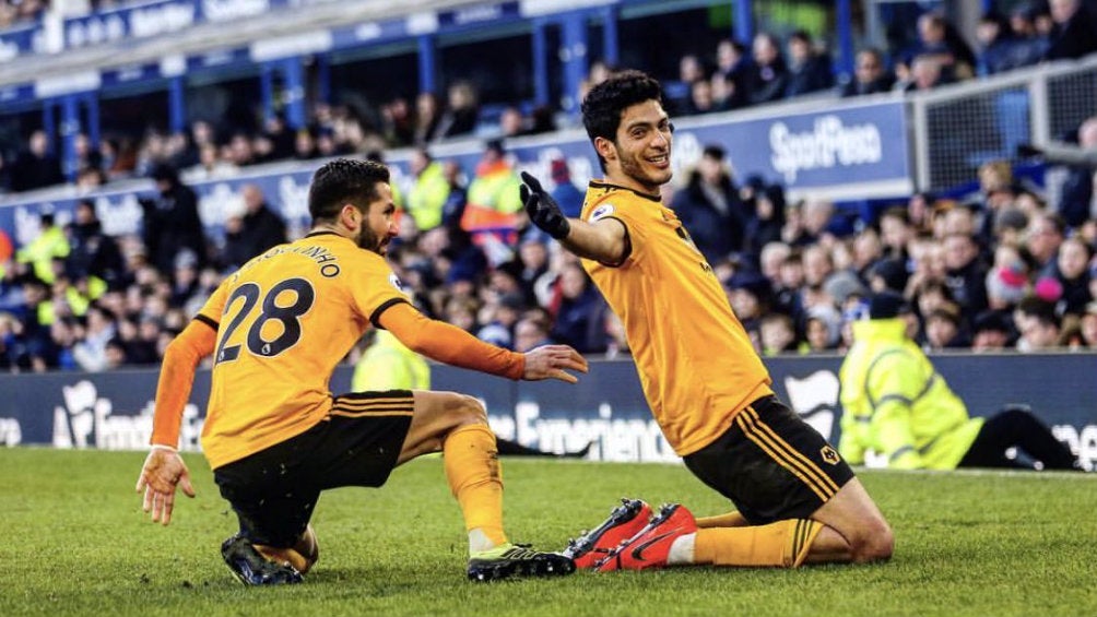 Raúl Jiménez celebra una anotación con el Wolverhampton