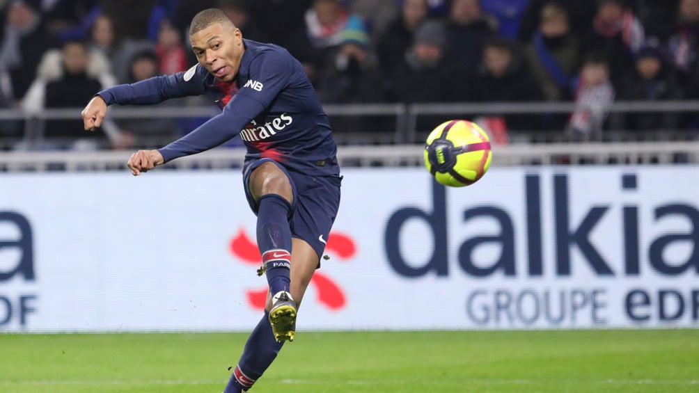 Mbappé saca un disparo en un juego con el PSG