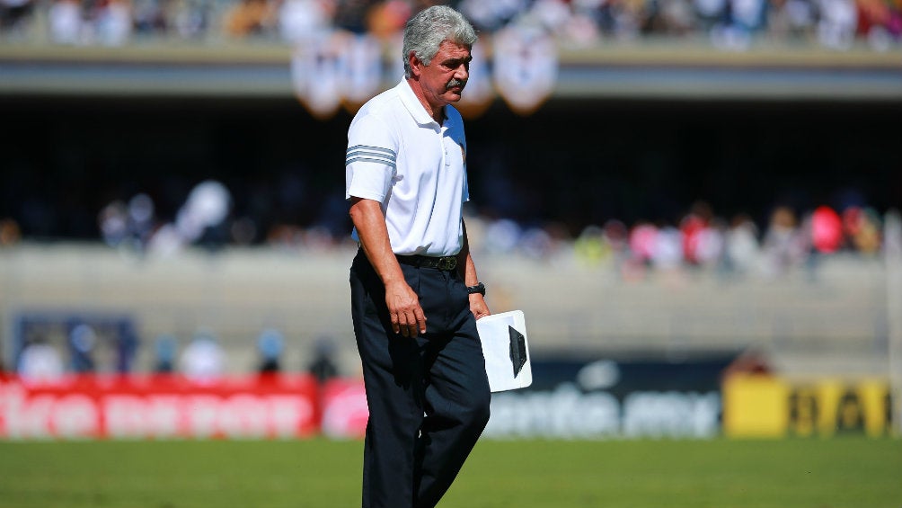 Ricardo Ferretti durante un partido contra Pumas