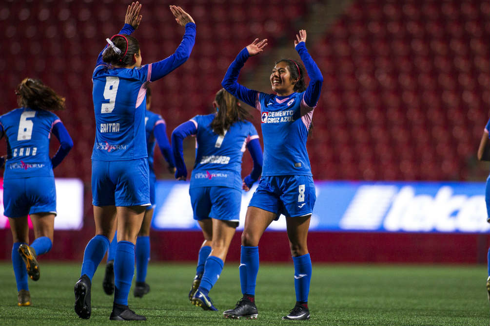 Jugadoras del Cruz Azul festejan un gol