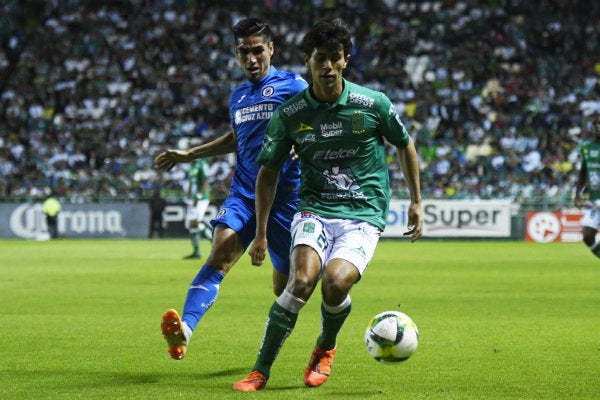 Macías durante un partido con Cruz Azul