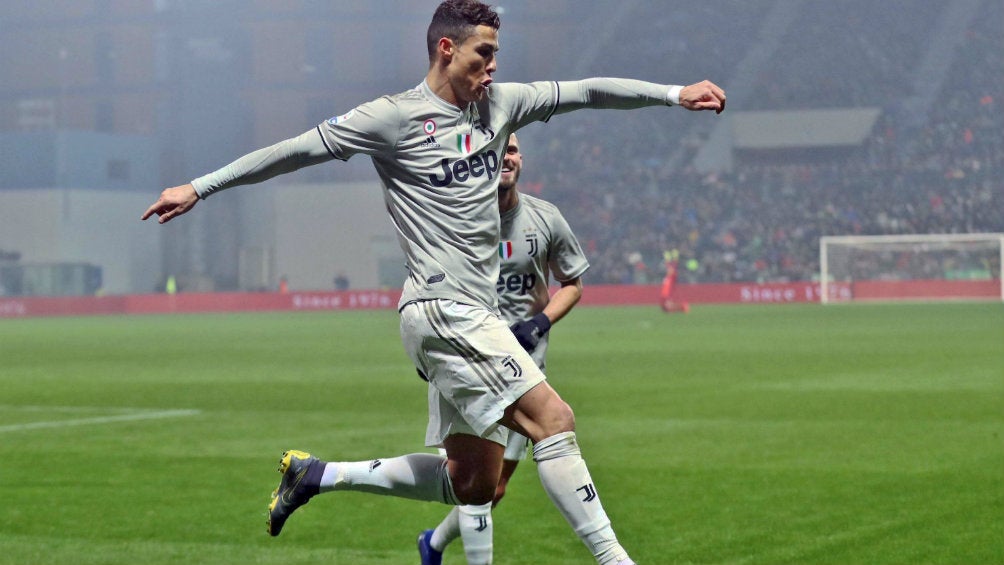 Cristiano Ronaldo festeja tras anotar con la Juve 