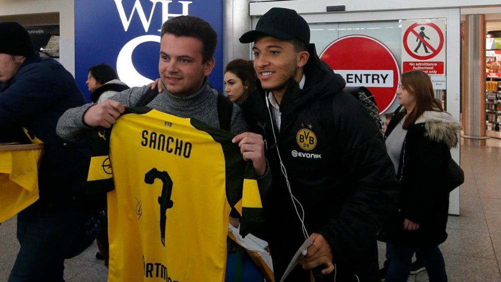 Sancho posa con un fan a su llegada a Londres