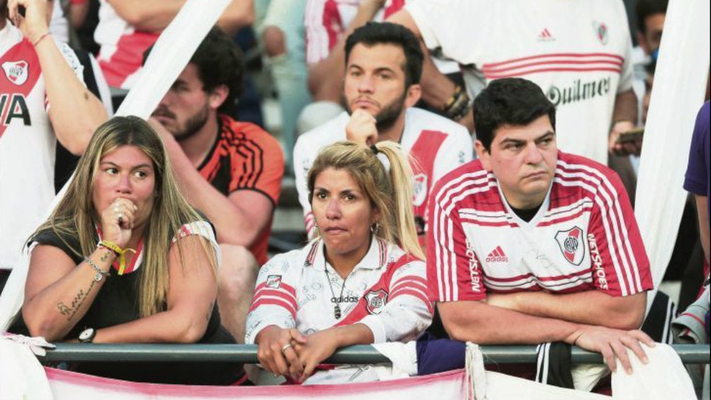 Aficionados de River Plate desilusionados al suspenderse la Superfinal