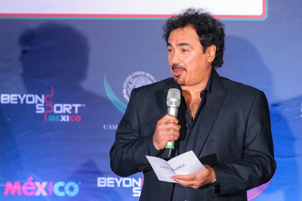 Hugo Sánchez durante un evento