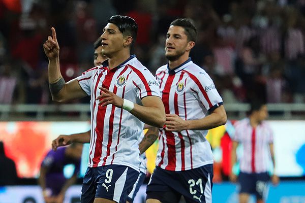 Alan Pulido en el festejo de un gol