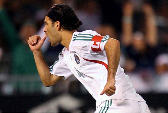 Rafa celebra un gol con la Selección Mexicana