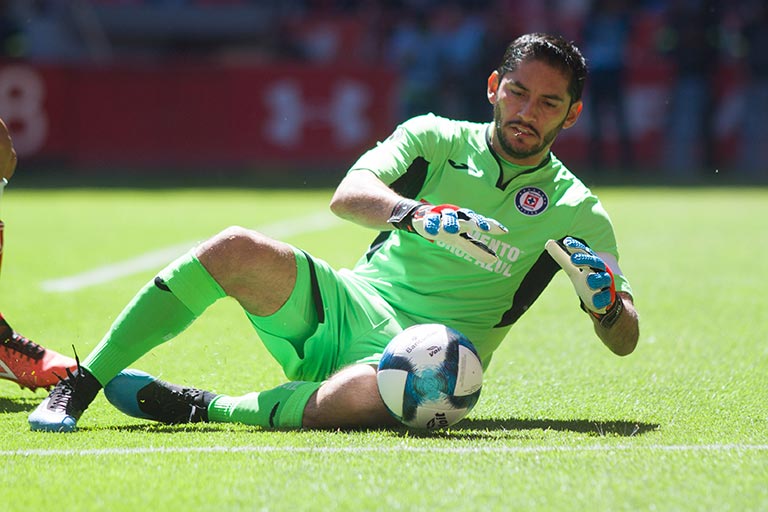 Jesús Corona detiene un balón