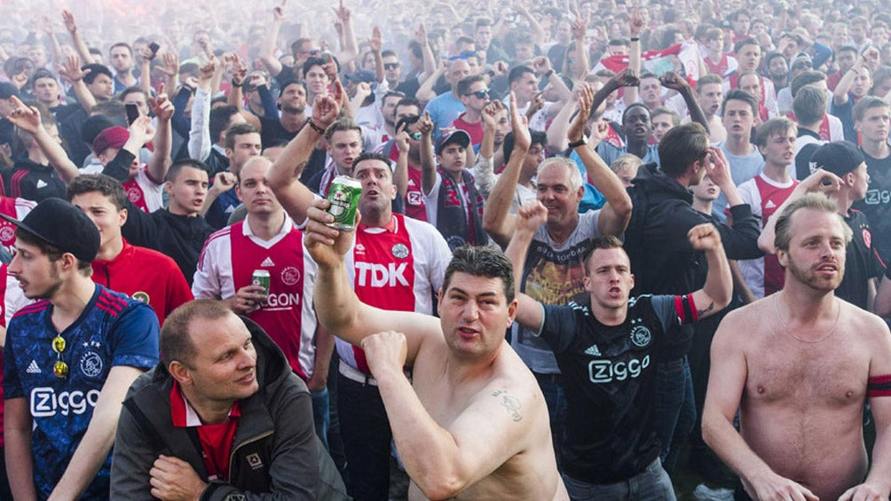 Seguidores holandeses, previo a un duelo del Ajax