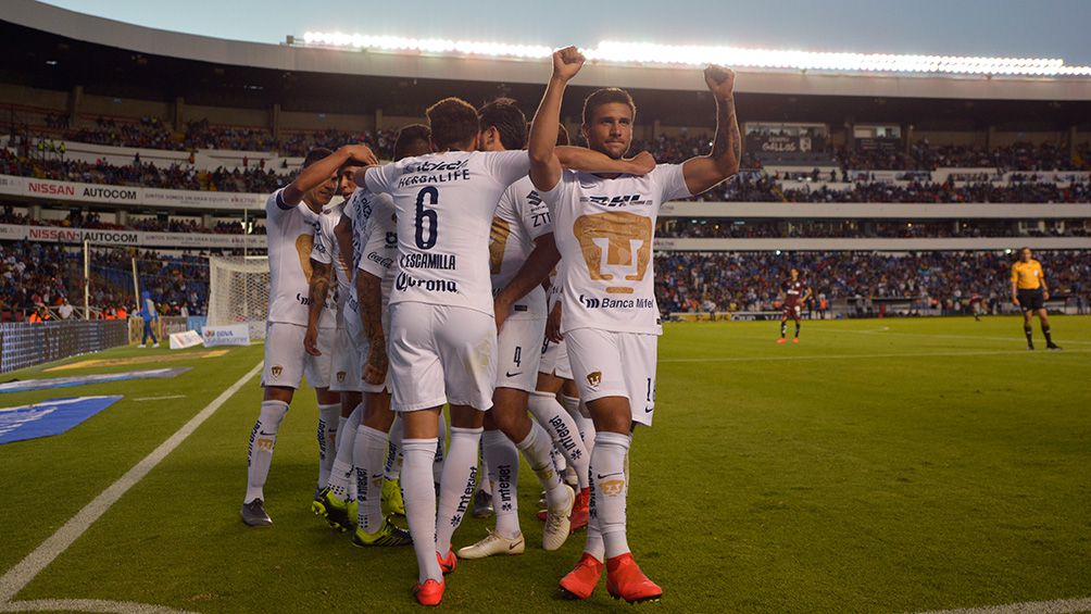 Iniestra festeja un gol con Pumas