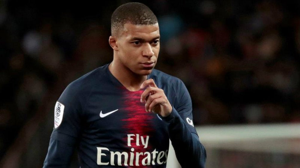 Kylian Mbappé se muestra pensativo en juego del PSG