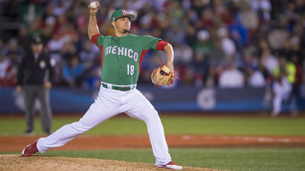 Roberto Osuna se prepara para lanzar la pelota