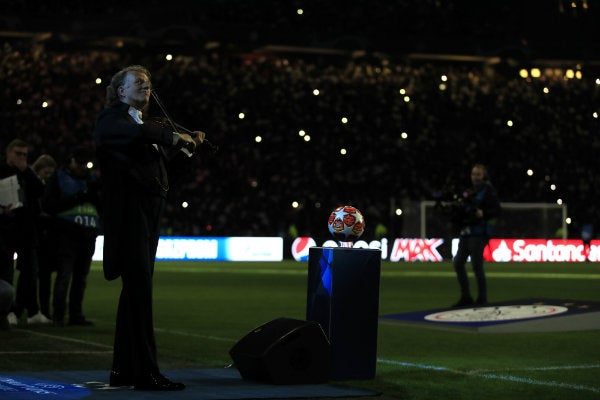 Rieu, durante una presentación en un partido entre el Ajax y el Madrid