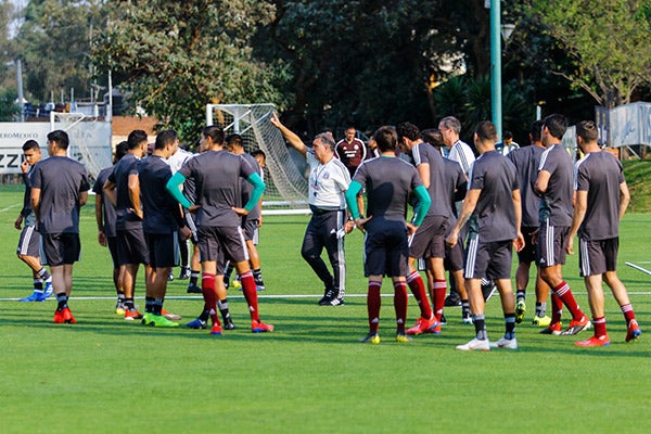 Tata dirige entrenamiento del Tri 