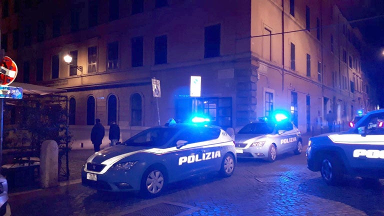 Policía acude al lugar de la pelea en el centro de Roma