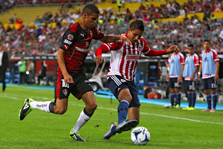 Carlos Cisneros en el Clásico Tapatío jugado en el Estadio Jalisco