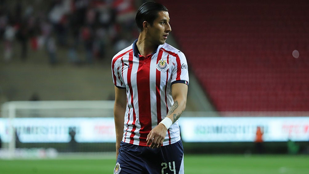 Carlos Cisneros en un partido con Chivas