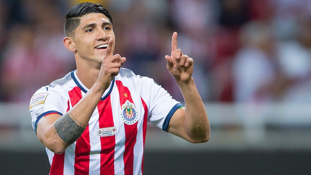 Alan Pulido celebra un gol con Chivas