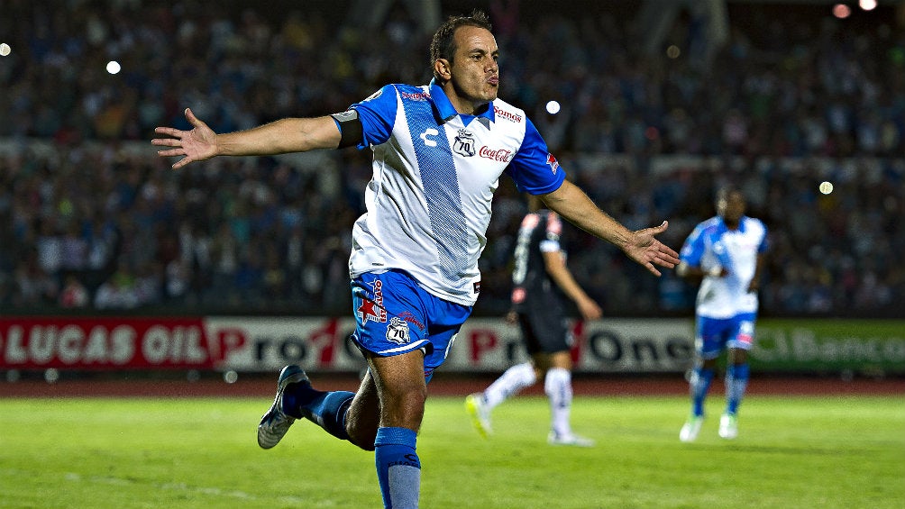 Cuauhtémoc Blanco festeja gol con el Puebla