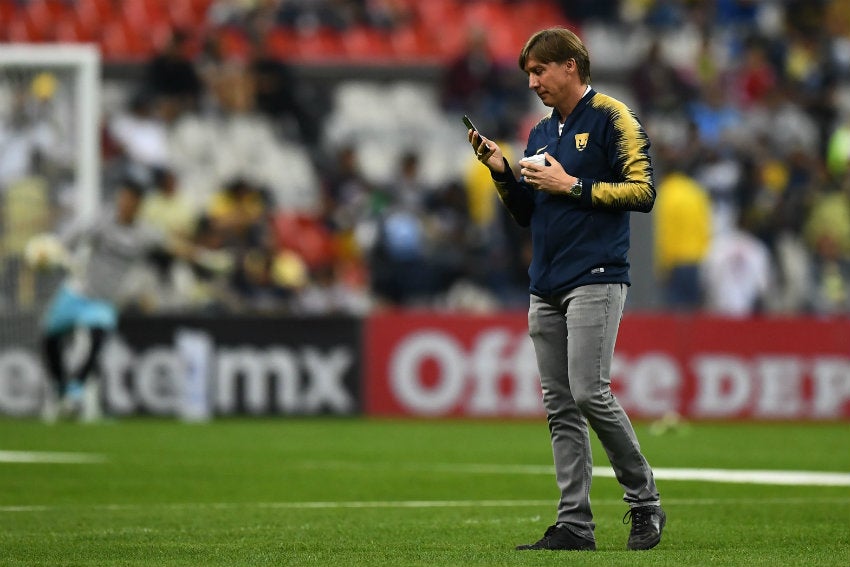 Augusto camina en el césped del Estadio Azteca 