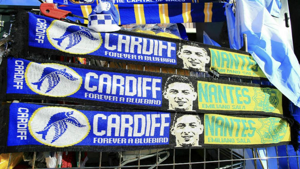 Bufandas dedicas a Emiliano Sala con logos de Cardiff y Nantes