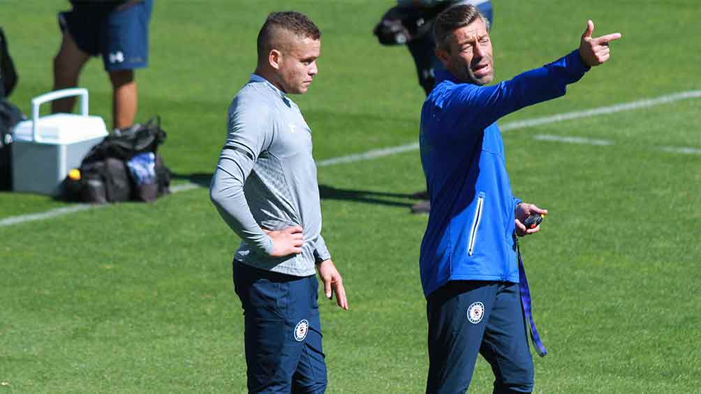 Jonathan Rodríguez y Caixinha en entrenamiento 