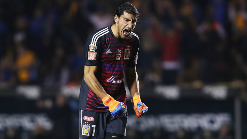 Nahuel Guzmán festeja un gol de Tigres