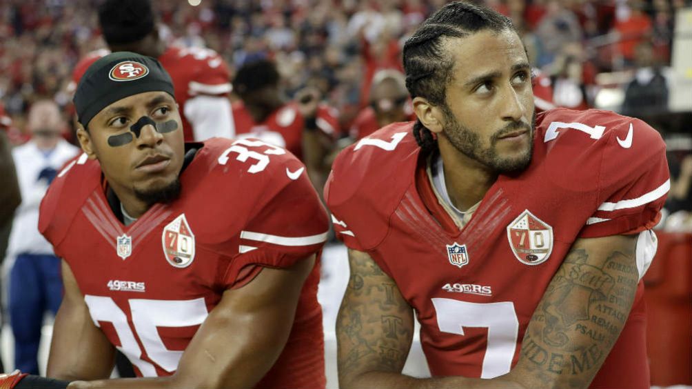 Colin Kaepernick protesta durante un juego de los 49ers