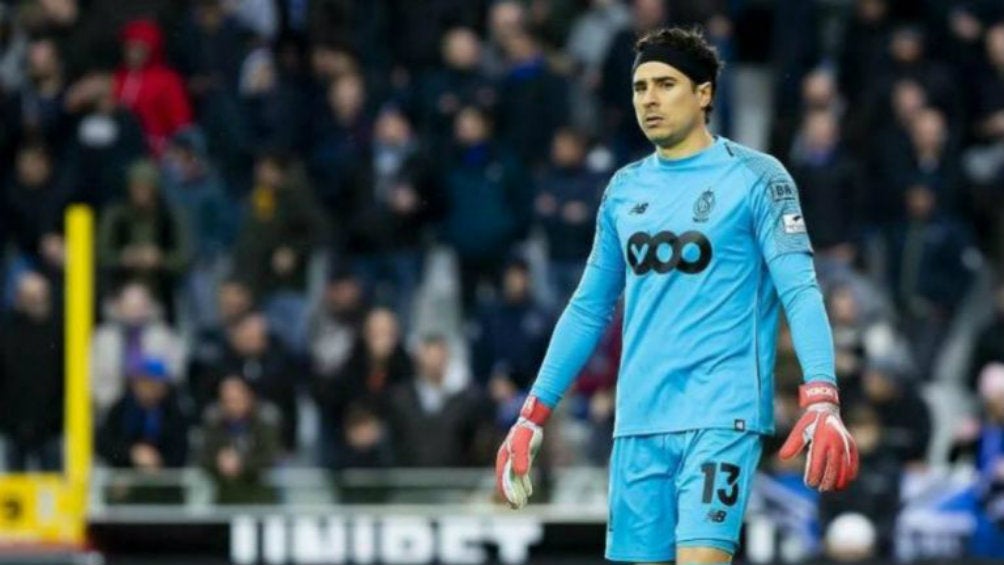 Ochoa sigue el juego de sus compañeros durante choque del Standard 