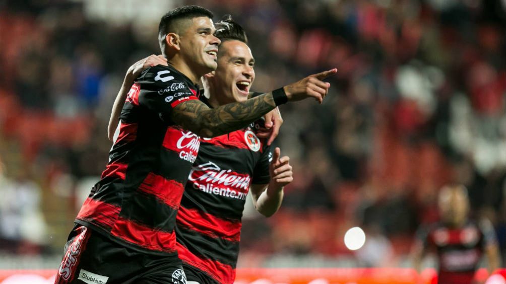 Jugadores de Xolos festejan un gol