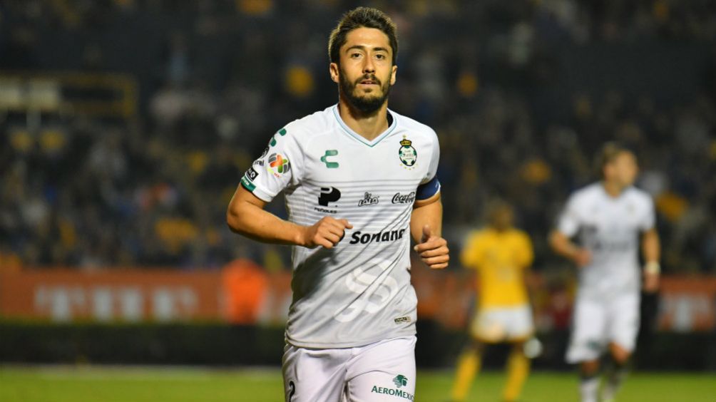 José Abella durante un partido de Santos