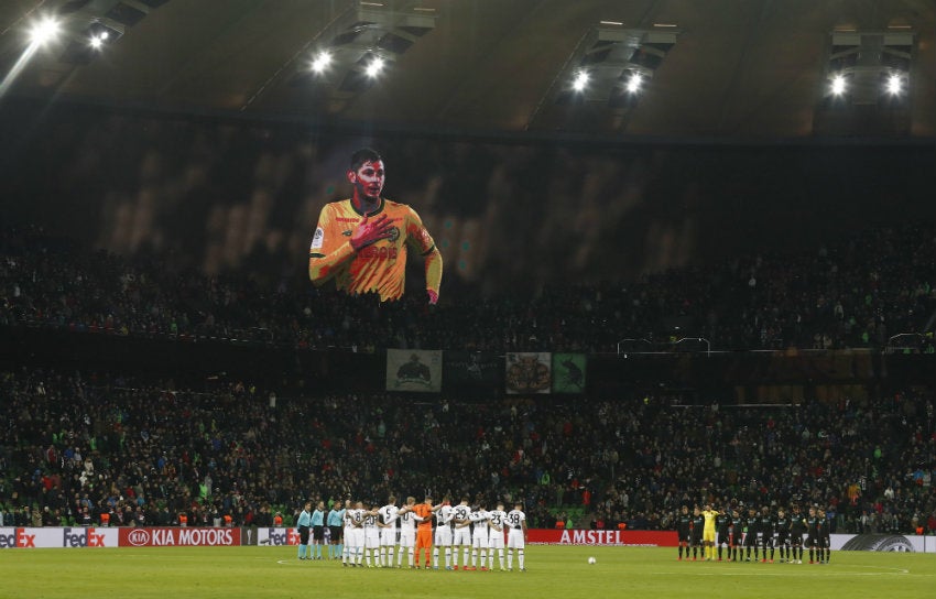 Sala recibe homenaje en partido de Europa League 