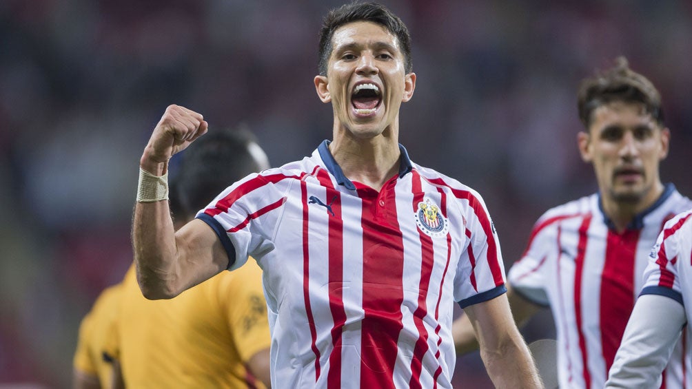 Jesús Molina festeja gol con Chivas