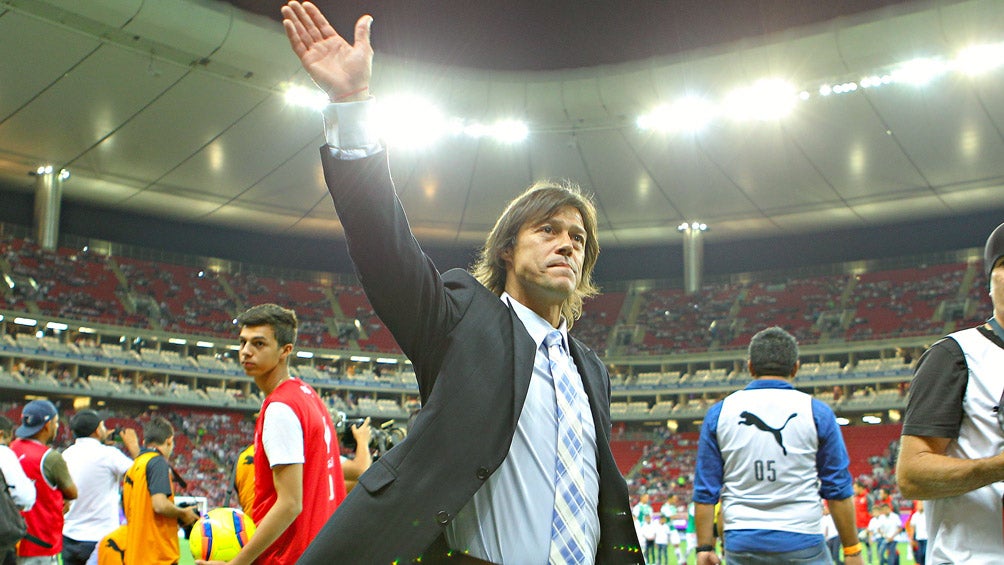 Almeyda saluda a la afición rojiblanca en el Akron 