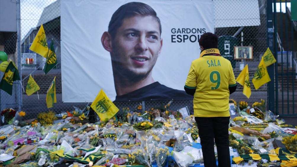 gente rinde homenaje a Emilano Sala tras accidente aéreo 