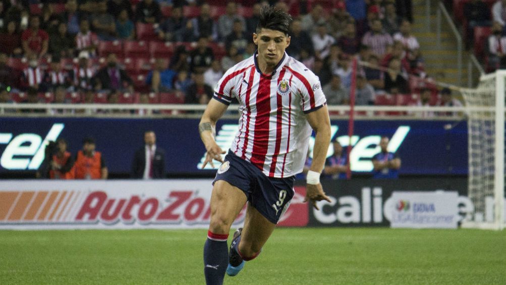 Alan Pulido conduce el esférico en un juego de Chivas